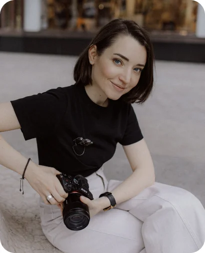Barcelona photographer Anastasia Reut holding a camera during a relaxed portrait session.