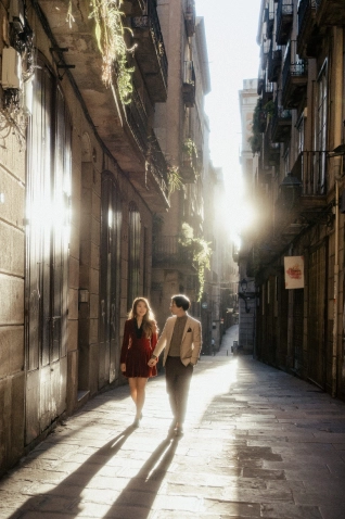 Barcelona photoshoot package and price guide for couples, vacation portraits and proposals.