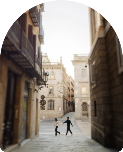 Vacation photoshoot in the Gothic Quarter of Barcelona — natural light portraits by a professional Barcelona photographer