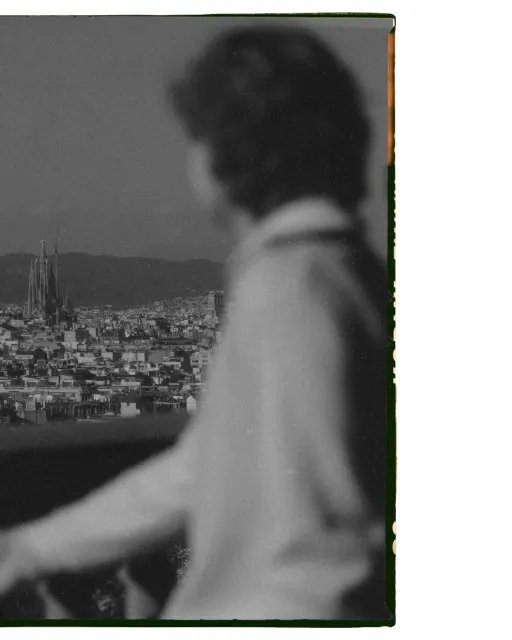 A couple enjoys a quiet moment together overlooking Barcelona’s skyline during an engagement photoshoot.