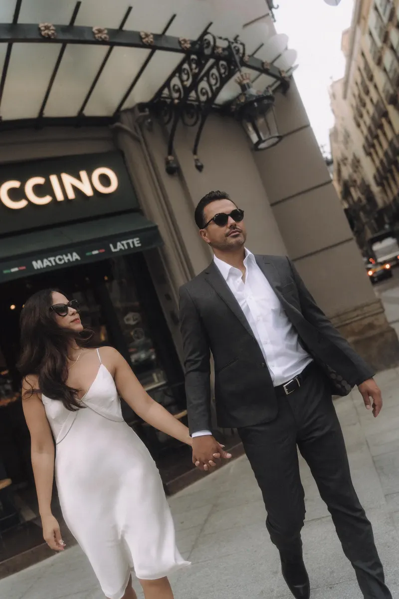 Ashley and Edgar leave the cafe hand in hand and continue their Barcelona walk.