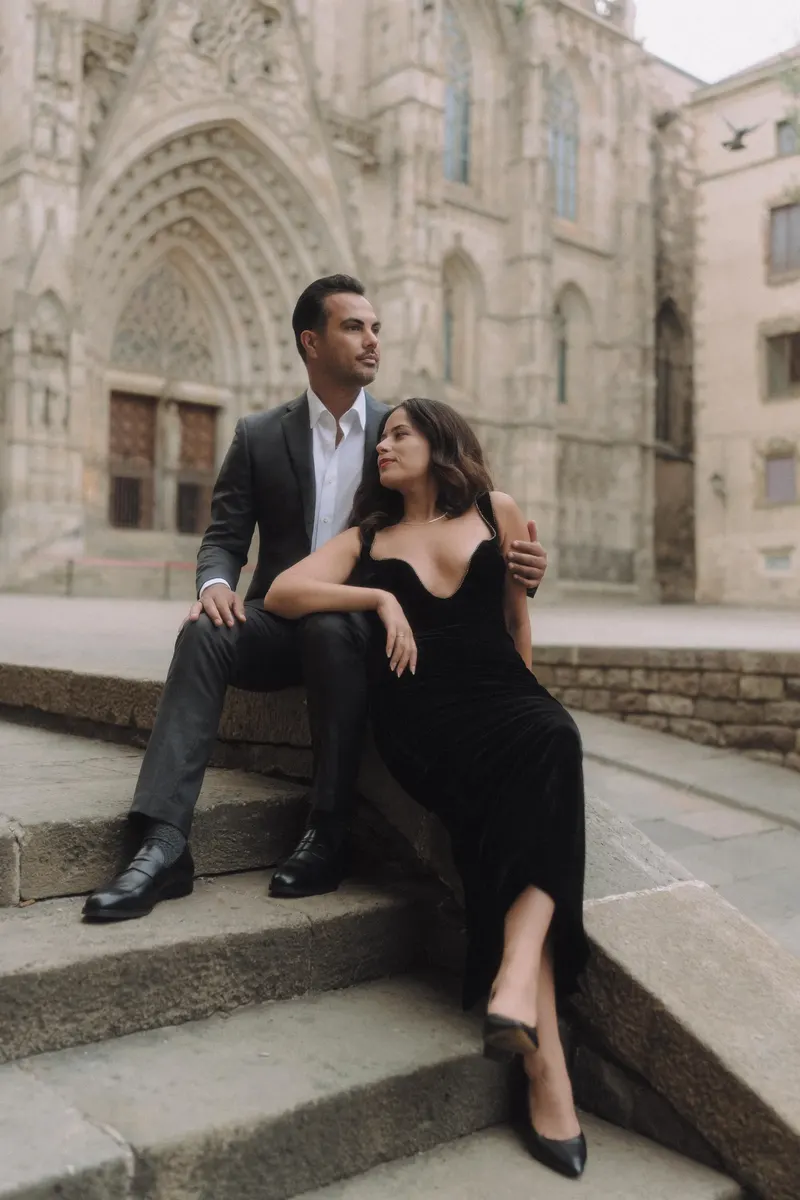 Ashley and Edgar share a relaxed portrait on the cathedral steps in Barcelona.
