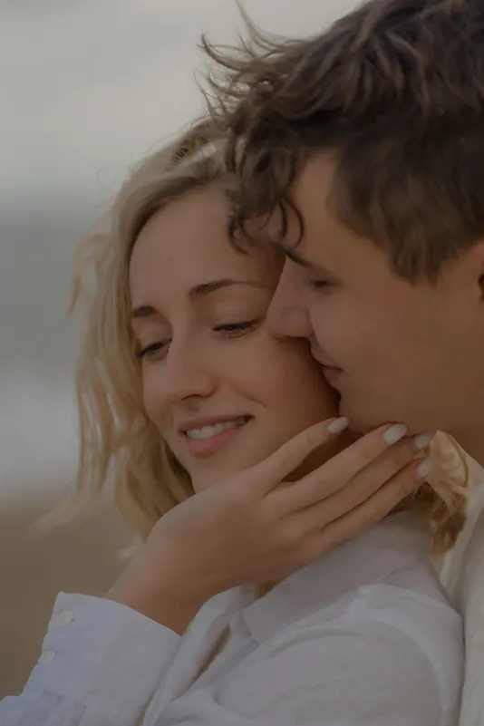 Couple shares a gentle, affectionate moment during a couples & engagements photoshoot on the Barcelona coast.