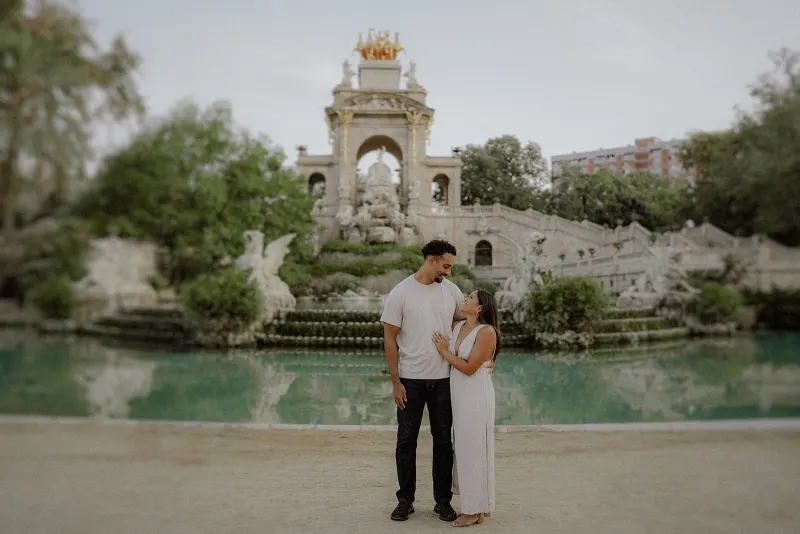Couple shares a joyful embrace by the fountain at Parc de la Ciutadella during a couples & engagements photoshoot.