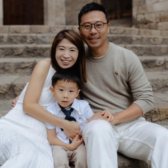 Family photoshoot Barcelona – Silas and Kate walking with their child through Gothic Quarter street