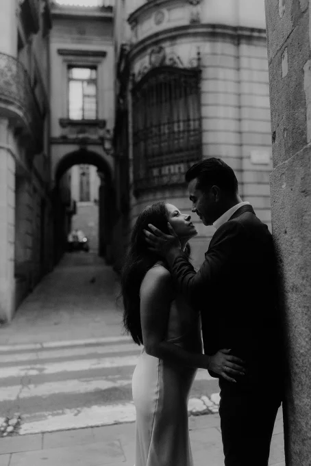 Couple sharing an intimate moment in the Gothic Quarter, perfect for romantic location photography sessions.