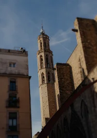 Golden sunlight on Santa Maria del Mar’s tower in the Born area, perfect for architectural photography sessions.