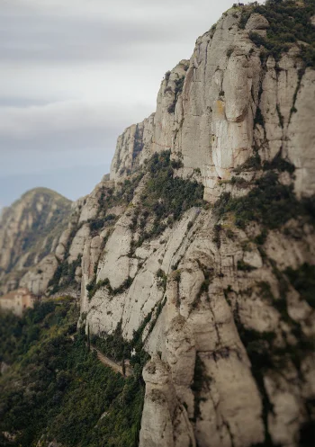Dramatic Montserrat cliffs in Barcelona, perfect backdrop for a surprise proposal photoshoot full of emotion.