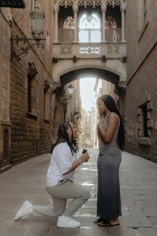 A surprise proposal in Barcelona’s Gothic Quarter, capturing joy and emotion during a special photoshoot session.