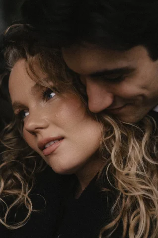Close-up of a couple embracing tenderly during a couples & engagements photoshoot in Barcelona.