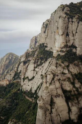 Couple celebrates a surprise proposal atop Montserrat’s cliffs near Barcelona, captured during a special photoshoot session.