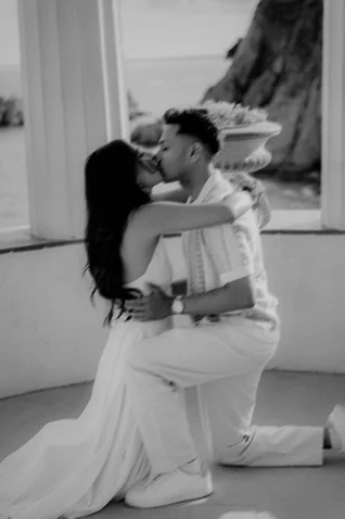 Couple shares a joyful kiss after a surprise proposal in Barcelona, captured during a romantic photoshoot session.