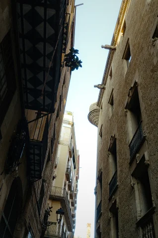 Narrow Barcelona street with historic buildings, ideal backdrop for a surprise proposal photography session.