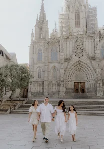 Family photoshoot in Barcelona Cathedral square